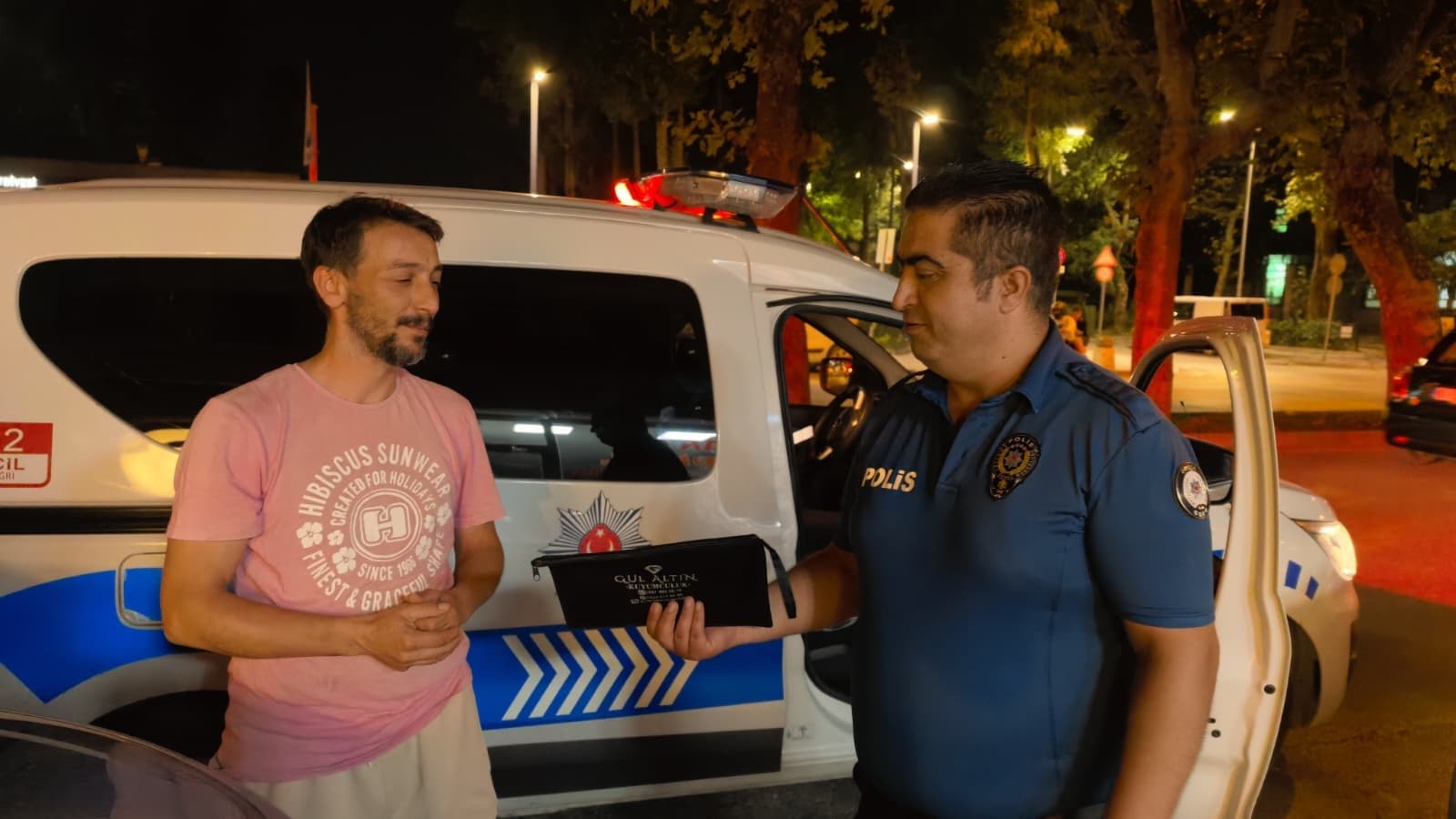 Bursa'da Dürüstlük Örneği: Aracın Üzerinde Bulduğu 30 Bin TL'lik Çantayı Polise Teslim Etti