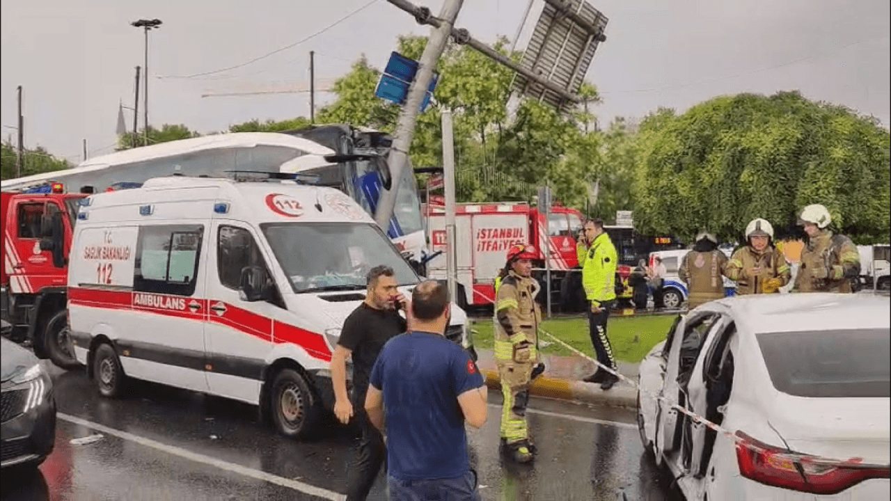 İstanbul'da yolcu otobüsü kaza yaptı: Çok sayıda yaralı hastaneye kaldırıldı