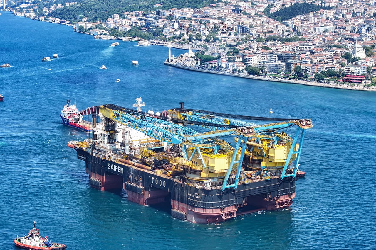 Dünyanın üçüncü devasa vinç gemisi İstanbul Boğazı'ndan geçti: Kulelerini yatırmak zorunda kaldı