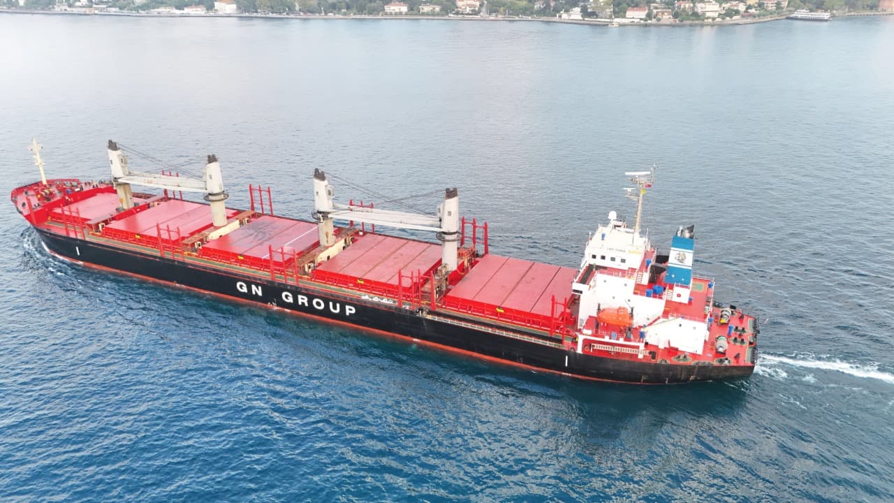Ukrayna açıklarında ikili saldırıya uğrayan kargo gemisi İstanbul Boğazı'ndan geçti