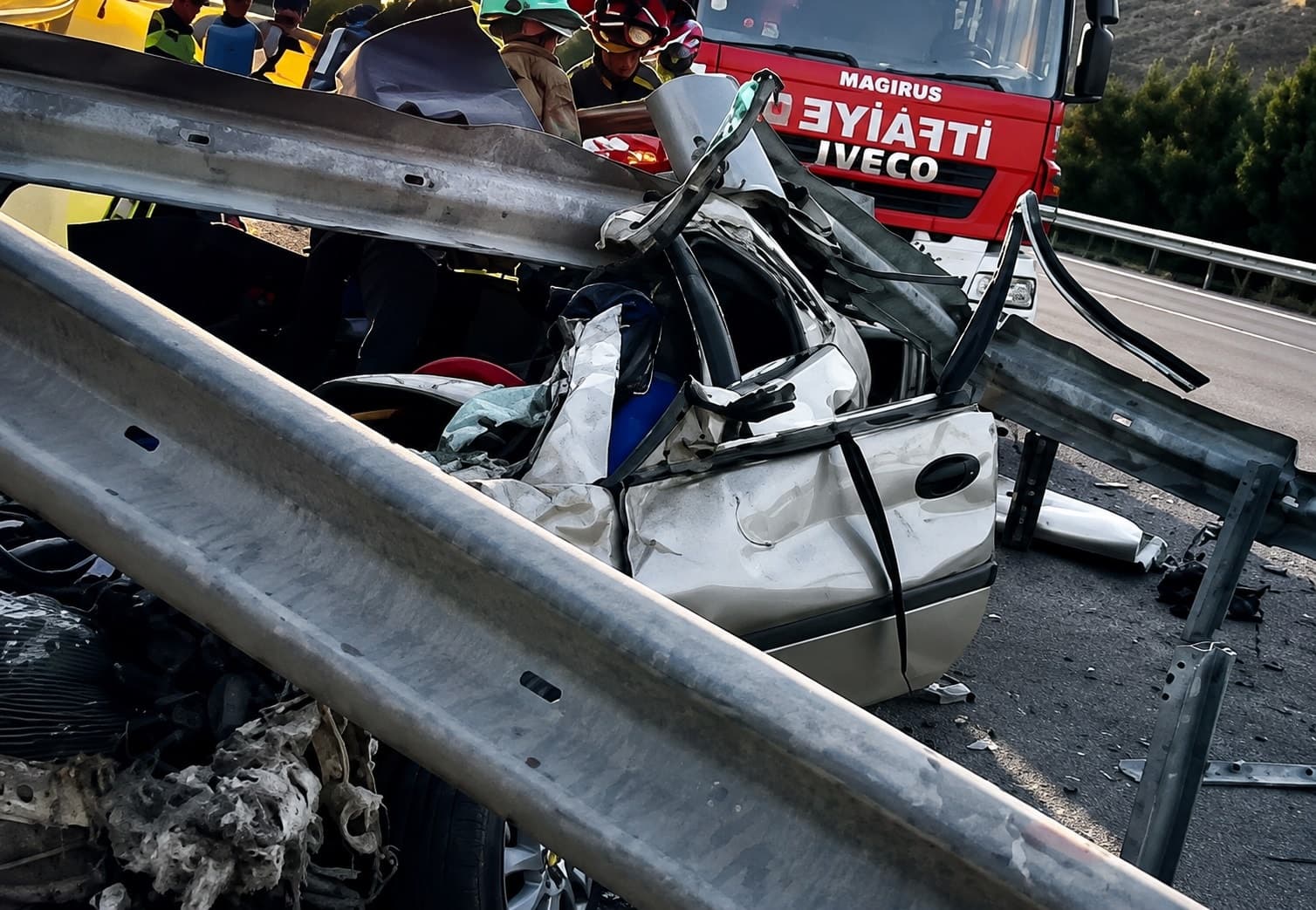 Bariyerlere çarpan otomobilde 1 kişi hayatını kaybetti, 1 kişi ağır yaralandı