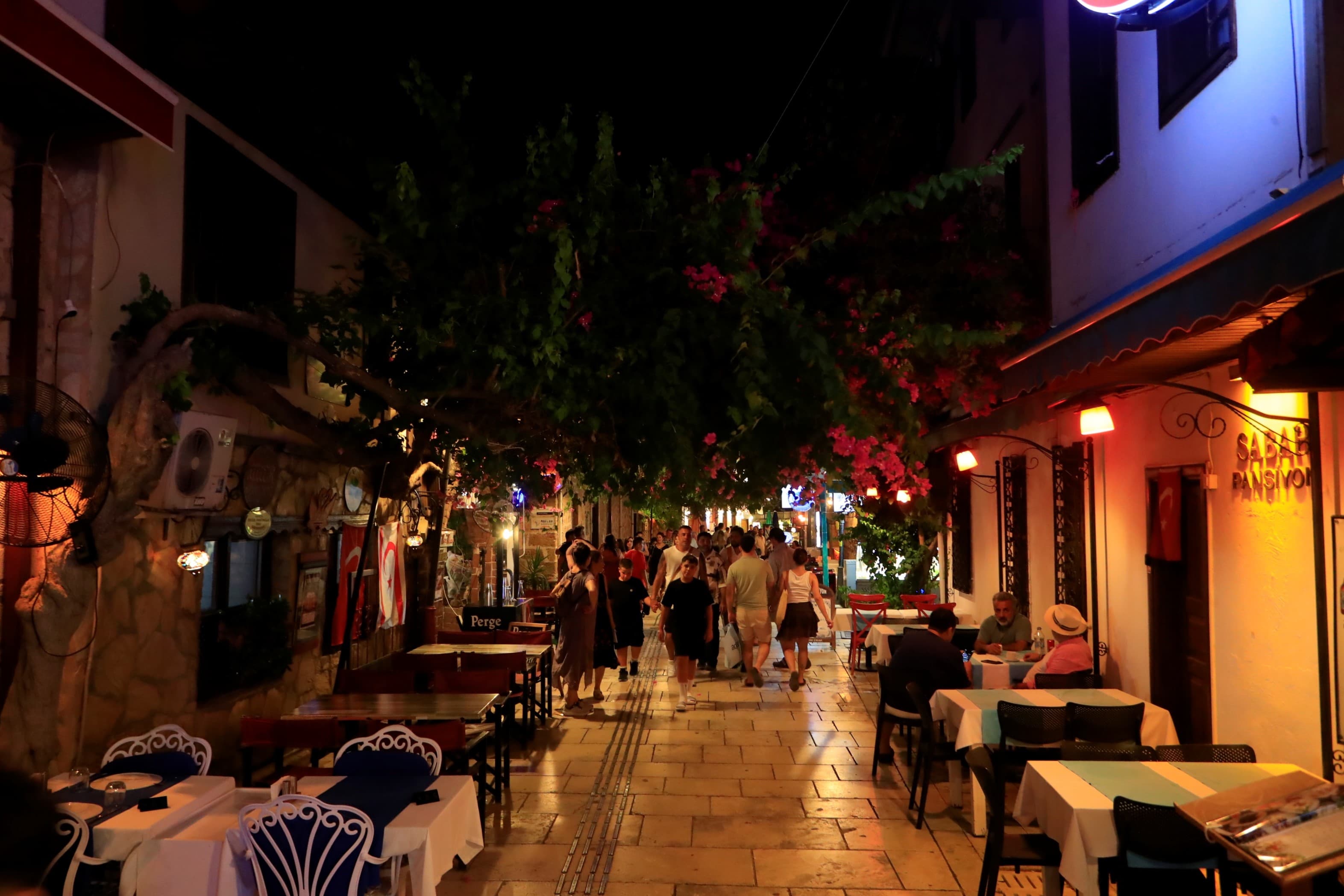 Antalya'nın tarihi kalbi Kaleiçi: 500 kişilik mahalle yaz gecelerinde 50 bin kişiyi ağırlıyor