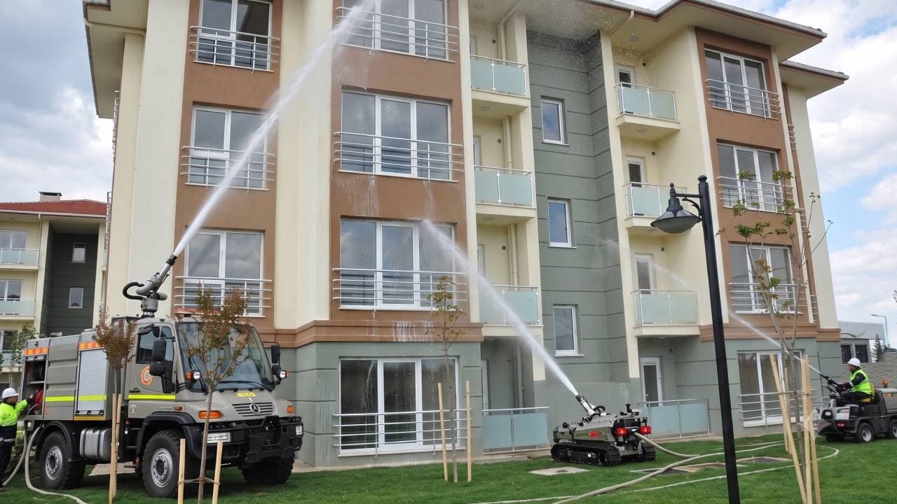Yağmur suyunu binaların üzerine püskürtmeye başladılar