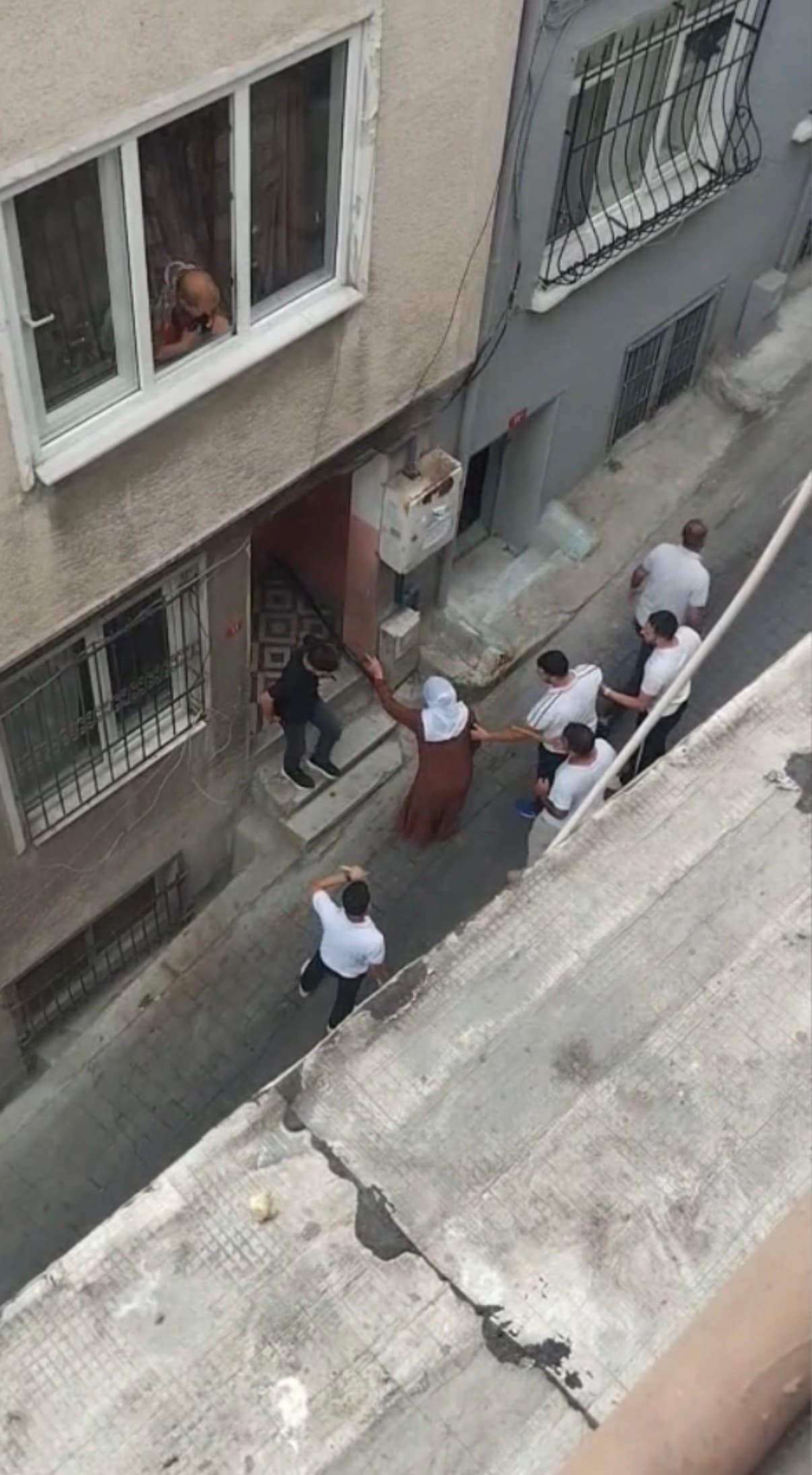 Beyoğlu’nda fön parasını vermek istemedi, taş ve sopalarla evini bastılar