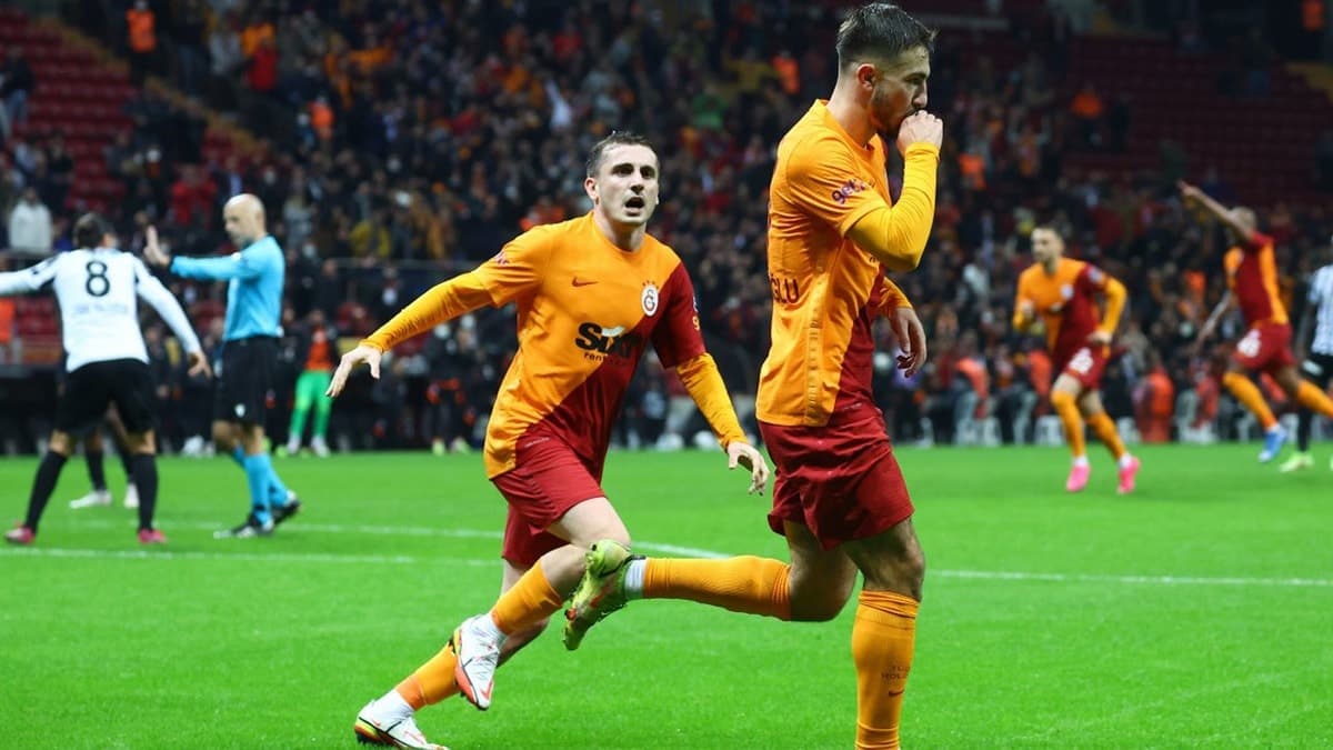 Galatasaray'ın yıldızı eski kulübüne geri dönüyor: Başkan transferi bizzat duyurdu