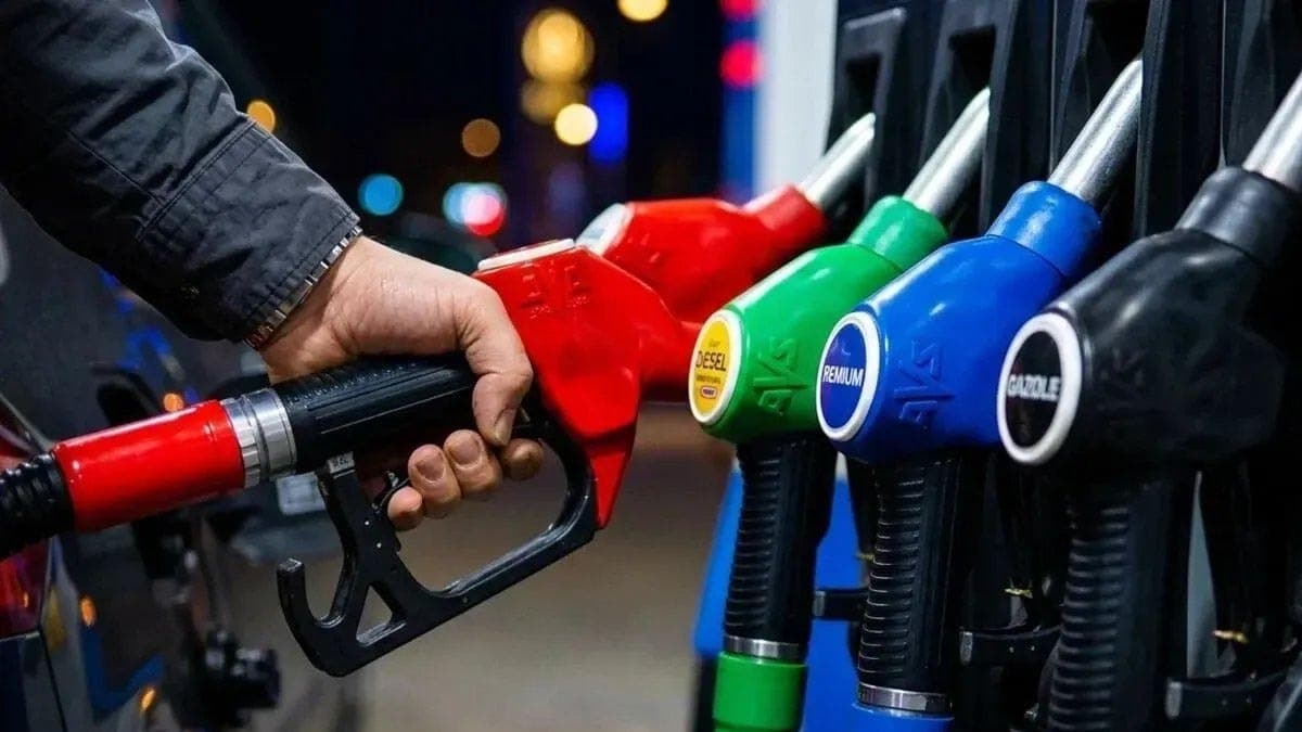 Akaryakıt fiyatlarında son dakika gelişmesi: Beklenen çifte zam rafa kaldırıldı