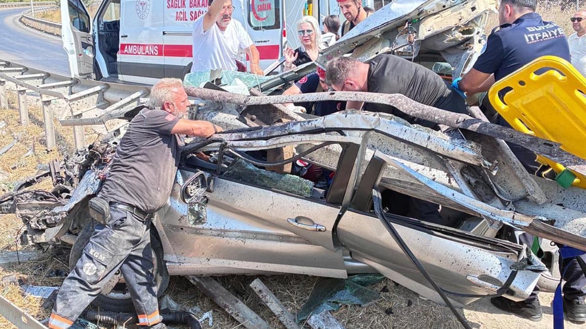 Bursa'da otomobil bariyerlere saplandı: Araç kullanılamaz hale geldi