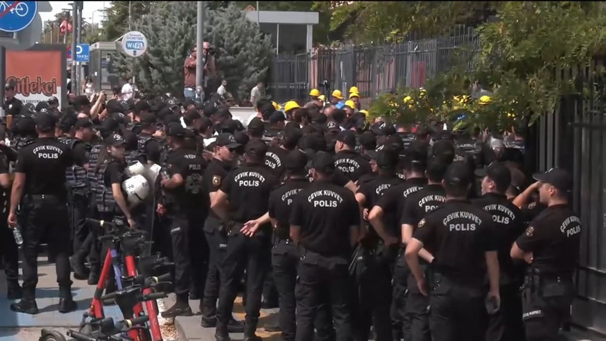 İşçiler Bakanlık Önünde Eylemde: Yetkililer Sessizliğe Gömüldü