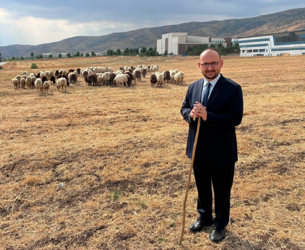 AKP'den rektör hakkında açıklama: Tepki çeken koyun fotoğrafının perde arkası