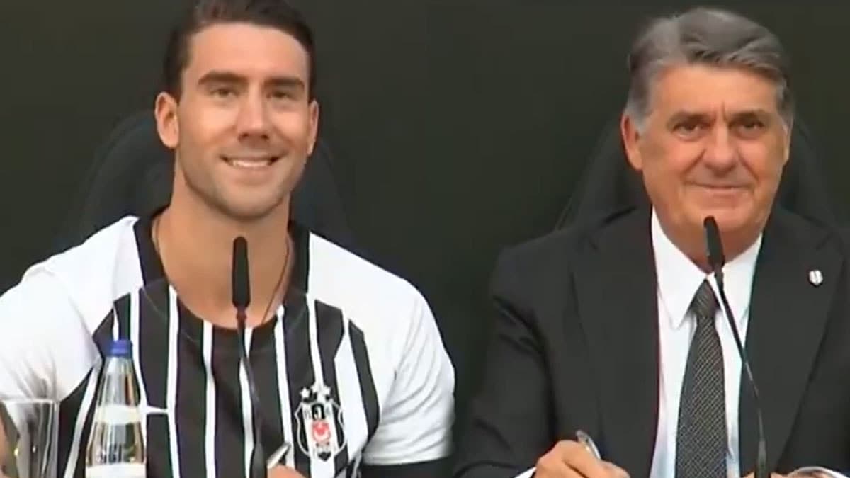 Dusan Vlahovic, imza töreninde taraftarların coşkusunu kazandı