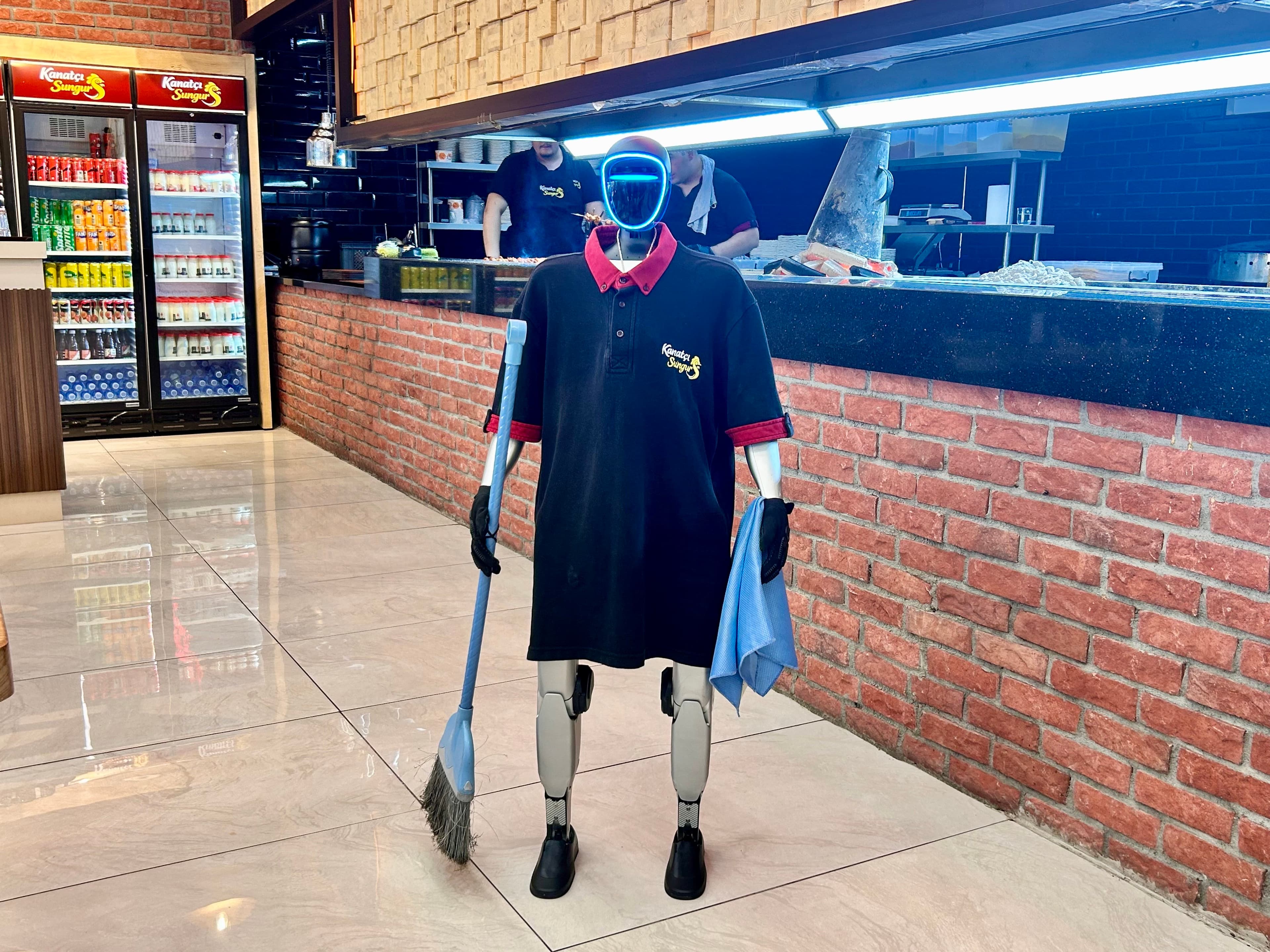 Ankara'da robot garson Fiko müşterilerin gözdesi oldu: 'Patron zam' diye isyan ediyor