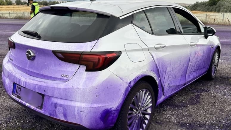 Tırdan yola dökülen boya, onlarca aracı mor renge buladı; sürücüler yıkama istasyonlarına koştu