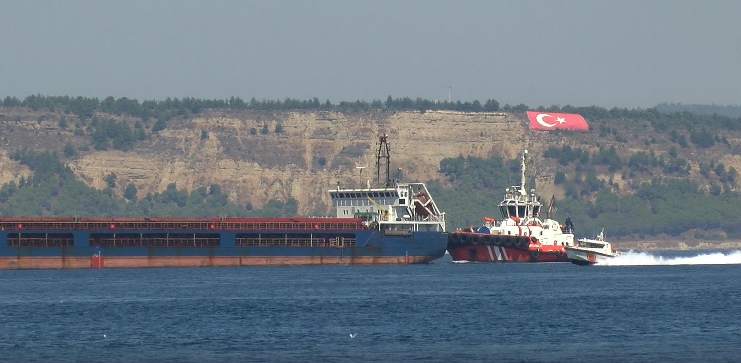Çanakkale Boğazı'nda 142 metrelik kargo gemisi arıza yaptı: Römorkörler müdahale etti