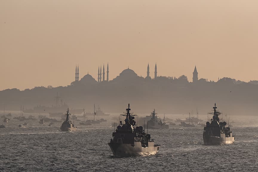 Türk Donanması'ndan İzmit Körfezi'nde görkemli selamlama: TCG Anadolu başrolde