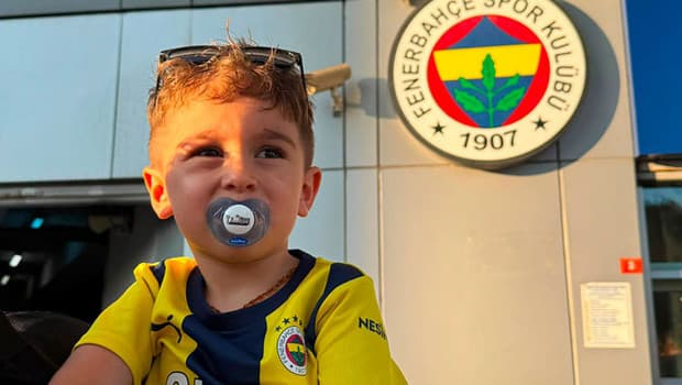 Lyon maçında küçük taraftarın forması çıkartılmaya çalışıldı: O anlar kameralara yansıdı