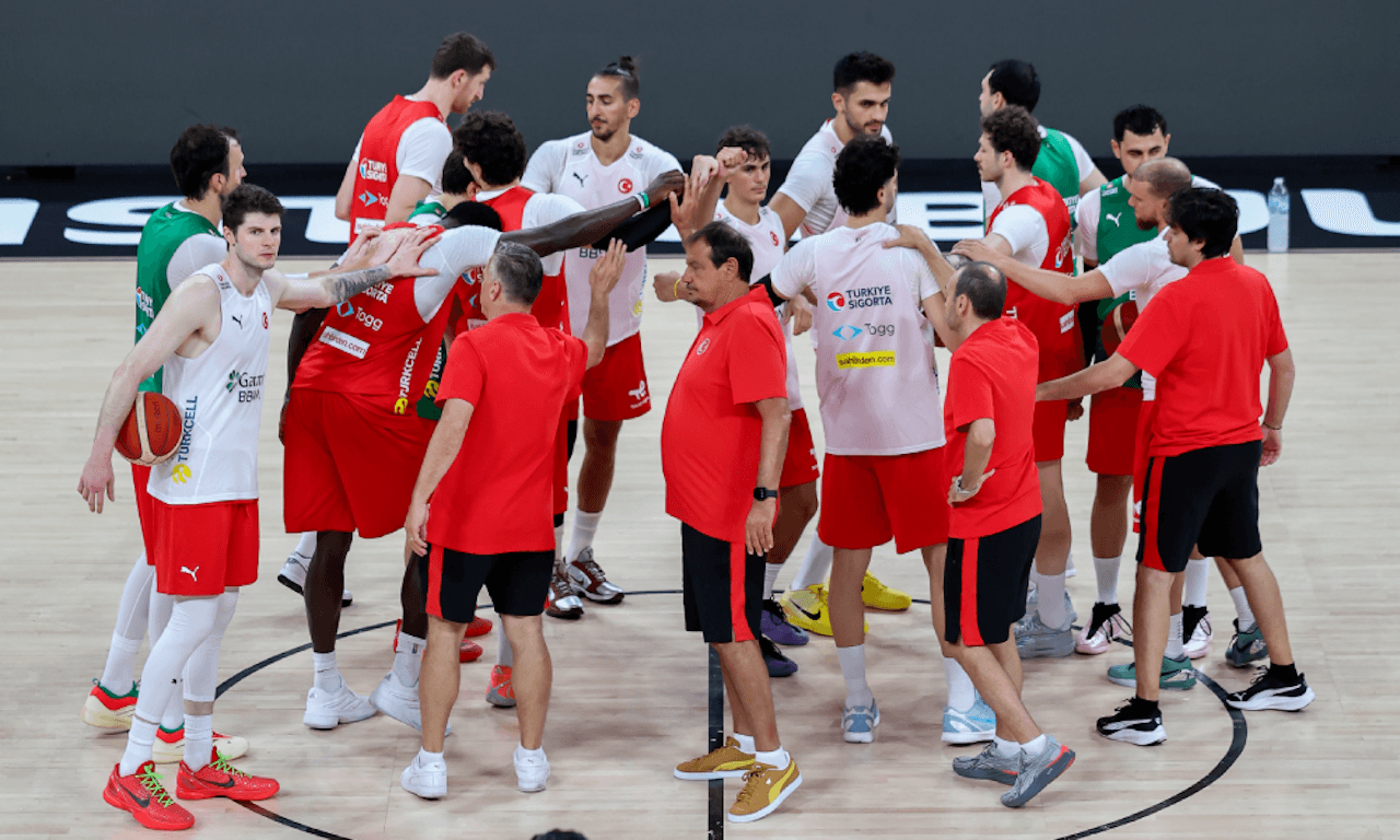 A Milli Erkek Basketbol Takımı, hazırlık maçları için Almanya'nın yolunu tuttu