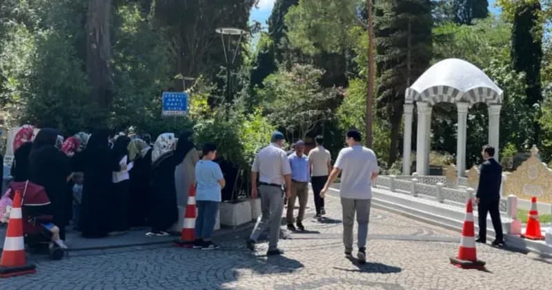 Karacaahmet Mezarlığı'nda Cemaat Üyeleri Yoğun İlgi Gösterdi