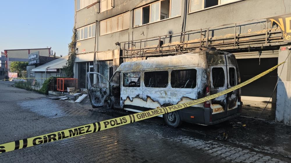 İkitelli'de minibüste çıkan yangın iş yerine sıçradı: Polis kundaklama ihtimalini araştırıyor