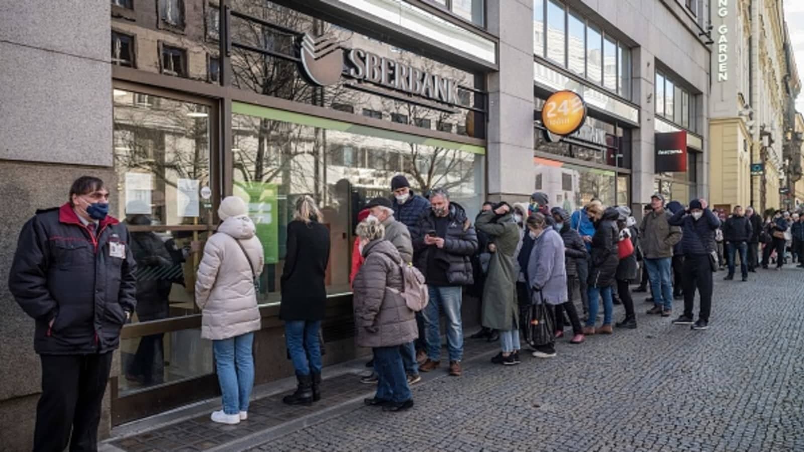 Vatandaş ATM'lere hücum etti, bankalar nakit talebiyle karşı karşıya: Hazine'den kritik uyarı