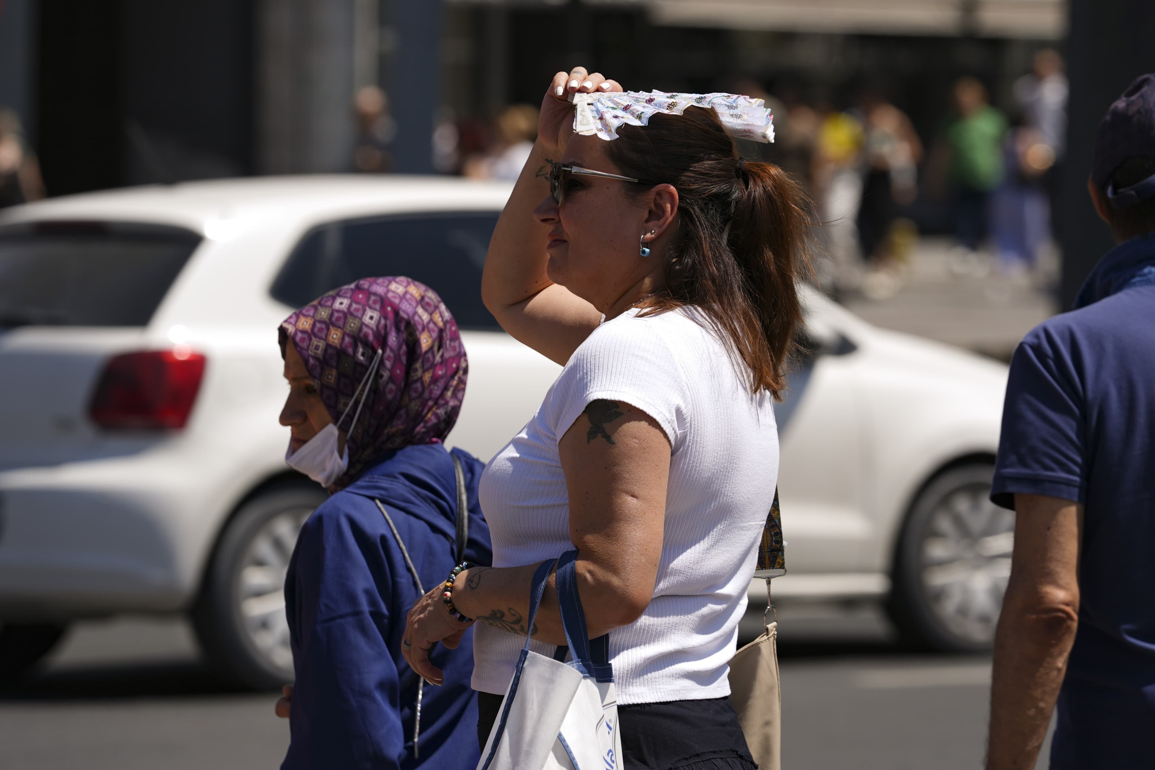 Türkiye'yi saran çöl sıcakları bunaltıyor: İstanbul'da gece 03.00 alarmı